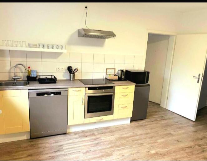 City Apartment Duisburg 2#Netflix &Wlan &Kingsize Bett & Kaffee Maschine & Central & 500M Innenhafen & 2 Min U Bahn المظهر الخارجي الصورة